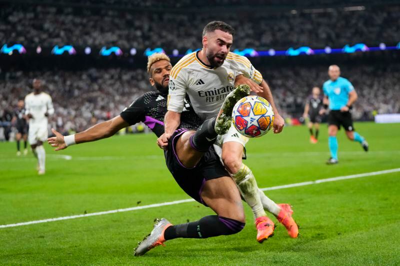 Bayern's Eric Maxim Choupo-Moting, left, fights for the ball with Real Madrid's Dani Carvajal during the Champions League semifinal second leg soccer match between Real Madrid and Bayern Munich at the Santiago Bernabeu stadium in Madrid, Spain, Wednesday, May 8, 2024. (AP Photo/Manu Fernandez)