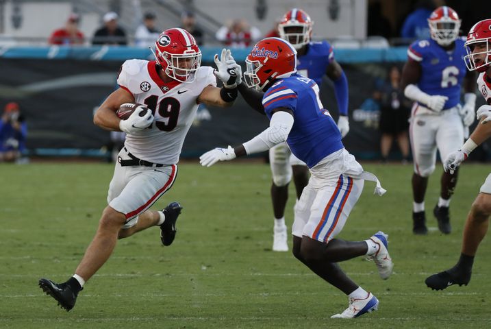 10/30/21 - Jacksonville -  Georgia Bulldogs tight end Brock Bowers (19) stretches a catch for a long first down during the second half of the annual NCCA  Georgia vs Florida game at TIAA Bank Field in Jacksonville. Georgia won 34-7.  Bob Andres / bandres@ajc.com