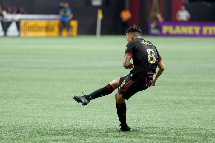 Atlanta United midfielder Ezequiel Barco (8) scores a goal off of a free kick during the first half against D.C. United at Mercedes-Benz Stadium Saturday, September 18, 2021 in Atlanta, Ga.. JASON GETZ FOR THE ATLANTA JOURNAL-CONSTITUTION
