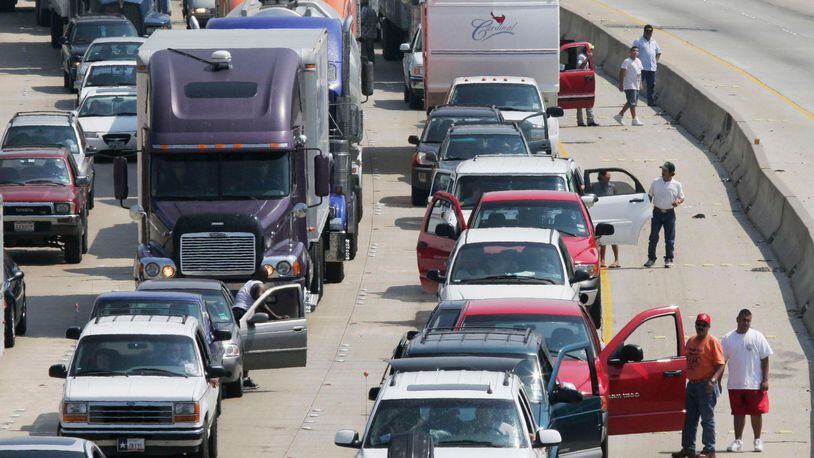 One driver in Houston found a fun way to deal with the daily traffic jams by challenging another driver to a game of rock-paper-scissors.