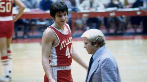 ATLANTA - JANRUARY:  Atlanta Hawks Guard Pistol Pete Maravich talks with his Coach Cotton Fitzsimmons during the Hawks NBA game in Janruary 1974 at the Omni Arena in Atlanta, Georgia. (Photo By Jonathan Daniel/Getty Images)