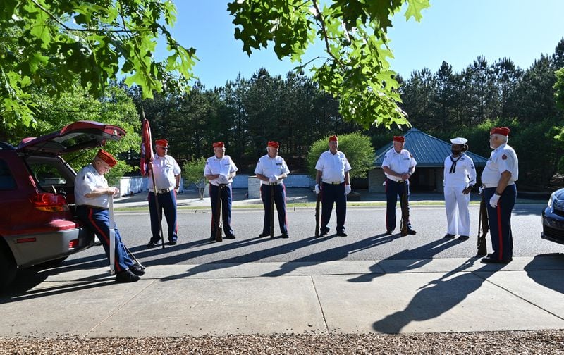 John Newport (left) and members of the ceremonial rifle team from the Woodstock detachment of the Marine Corps League chat with a sailor and prepare for a funeral service at Georgia National Cemetery (Hyosub Shin / Hyosub.Shin@ajc.com)