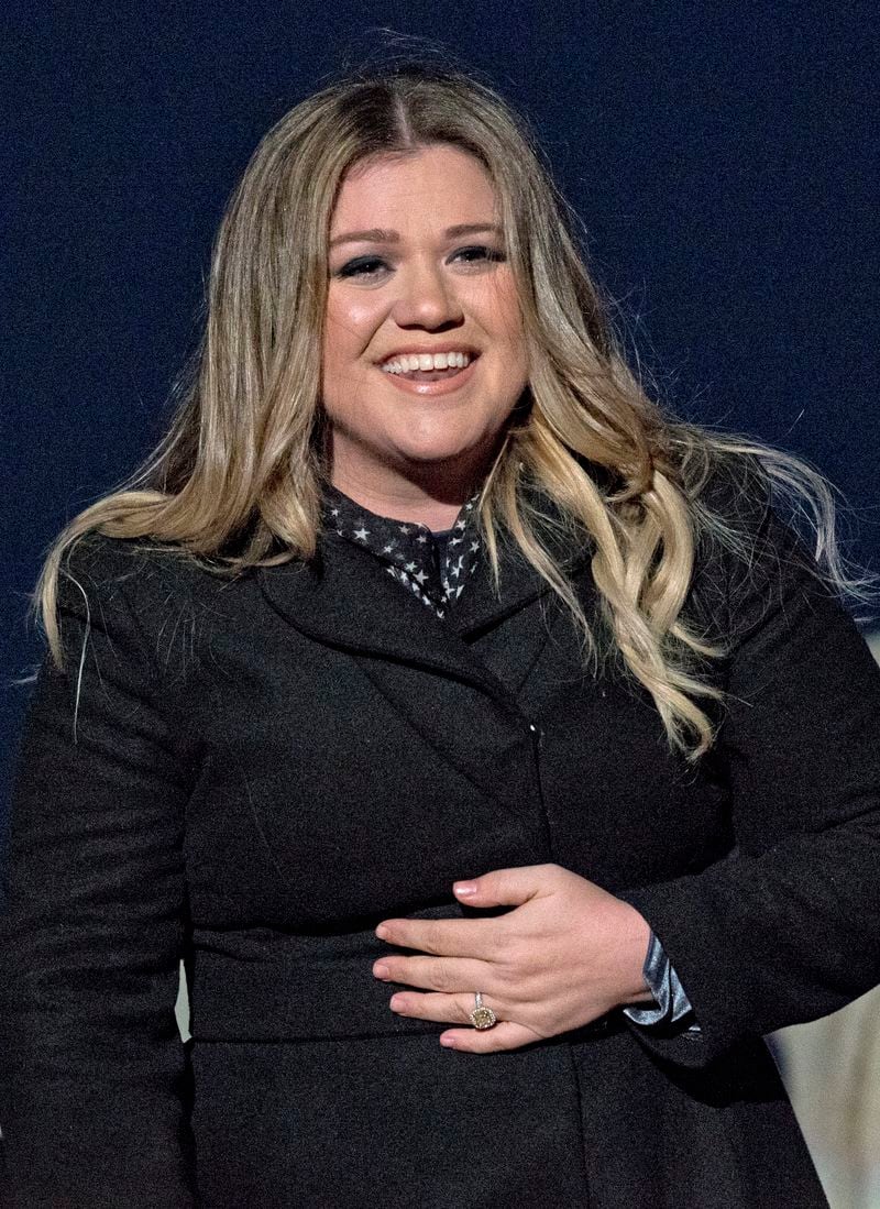  WASHINGTON, DC - DECEMBER 1: Singer Kelly Clarkson performs at the National Christmas Tree Lighting attended by the first family on the Ellipse December 1, 2016 in Washington, DC. This year is the 94th annual National Christmas Tree Lighting Ceremony. (Photo by Ron Sachs-Pool/Getty Images)