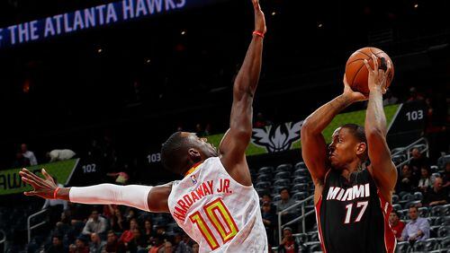 Tim Hardaway Jr. of the Atlanta Hawks defends against Rodney McGruder of the Miami Heat at Philips Arena on December 7, 2016 in Atlanta, Georgia. (Photo by Kevin C. Cox/Getty Images)