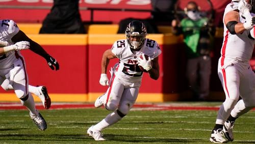 Atlanta Falcons running back Ito Smith carries the ball up field during the first half against the Kansas City Chiefs, Sunday, Dec. 27, 2020, in Kansas City, Mo. (Jeff Roberson/AP)