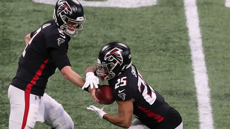 Atlanta Falcons Matt Ryan hands off to running back Ito Smith against the Tampa Bay Buccaneers during the first quarter Sunday, Dec. 20, 2020, at Mercedes-Benz Stadium in Atlanta. (Curtis Compton / Curtis.Compton@ajc.com)