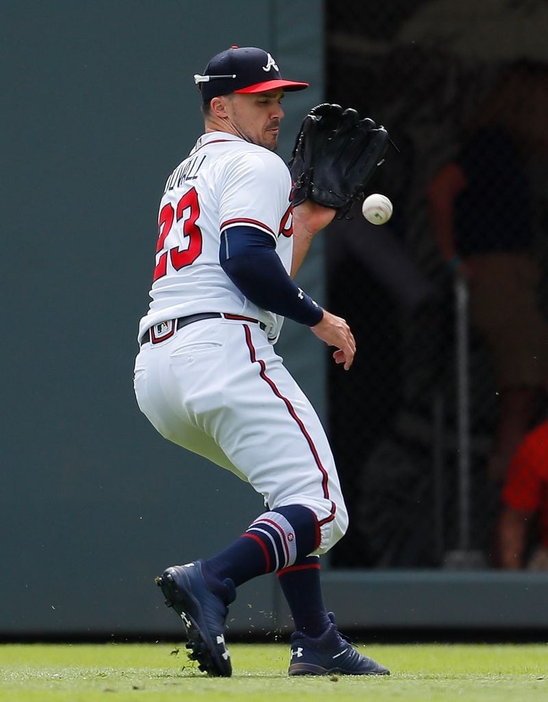  Adam Duvall scoops up a single hit by Tzu-Wei Lin of the Boston Red Sox in the eighth inning at SunTrust Park on Wednesday. He carries his insulin pump in his back pocket.