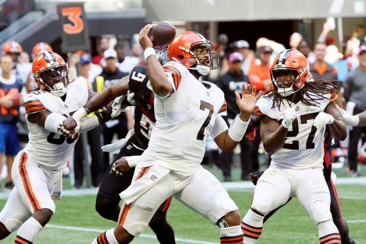 Browns quarterback Jacoby Brissett looks for a receiver during the second quarter Sunday in Atlanta. (Miguel Martinez / miguel.martinezjimenez@ajc.com)