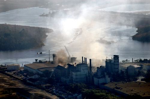 Explosion rocks sugar refinery plant near Savannah