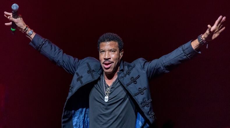 Lionel Richie is mended from knee surgery and will hit the road this summer with Mariah Carey.