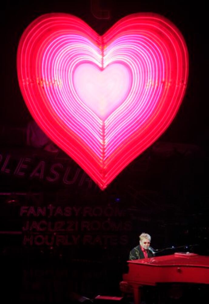 Elton John says goodbye to Vegas