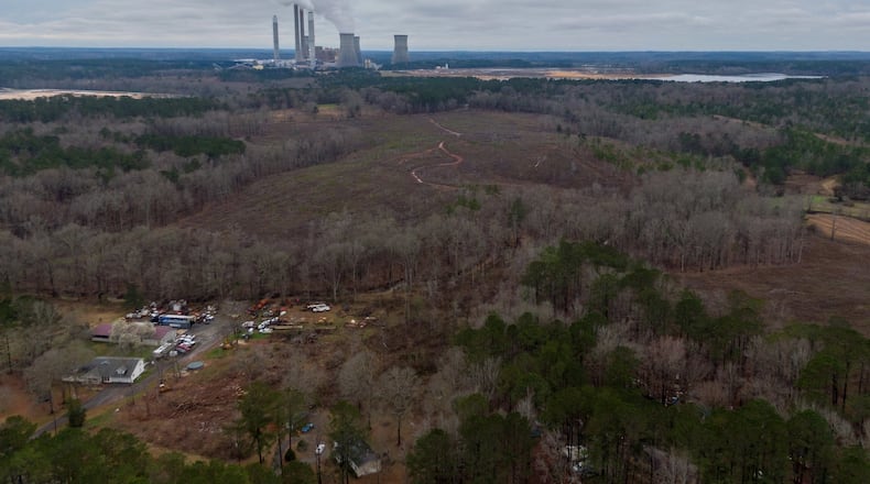 An aerial photograph shows Georgia Power’s coal-fired power plant and its ash pond (right) in Juliette. The community has spent almost 10 years battling the utility over concerns about the groundwater, which they believe to be contaminated by coal ash from nearby Plant Scherer. (Hyosub Shin / Hyosub.Shin@ajc.com)