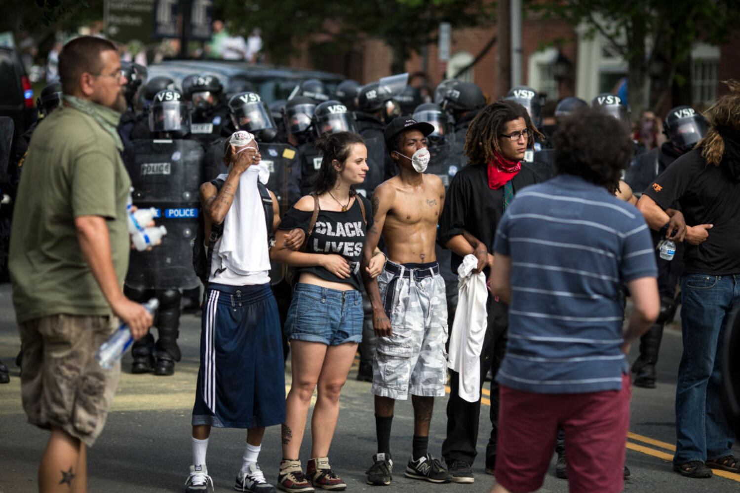 protesters clash with kkk at rally in charlottesville