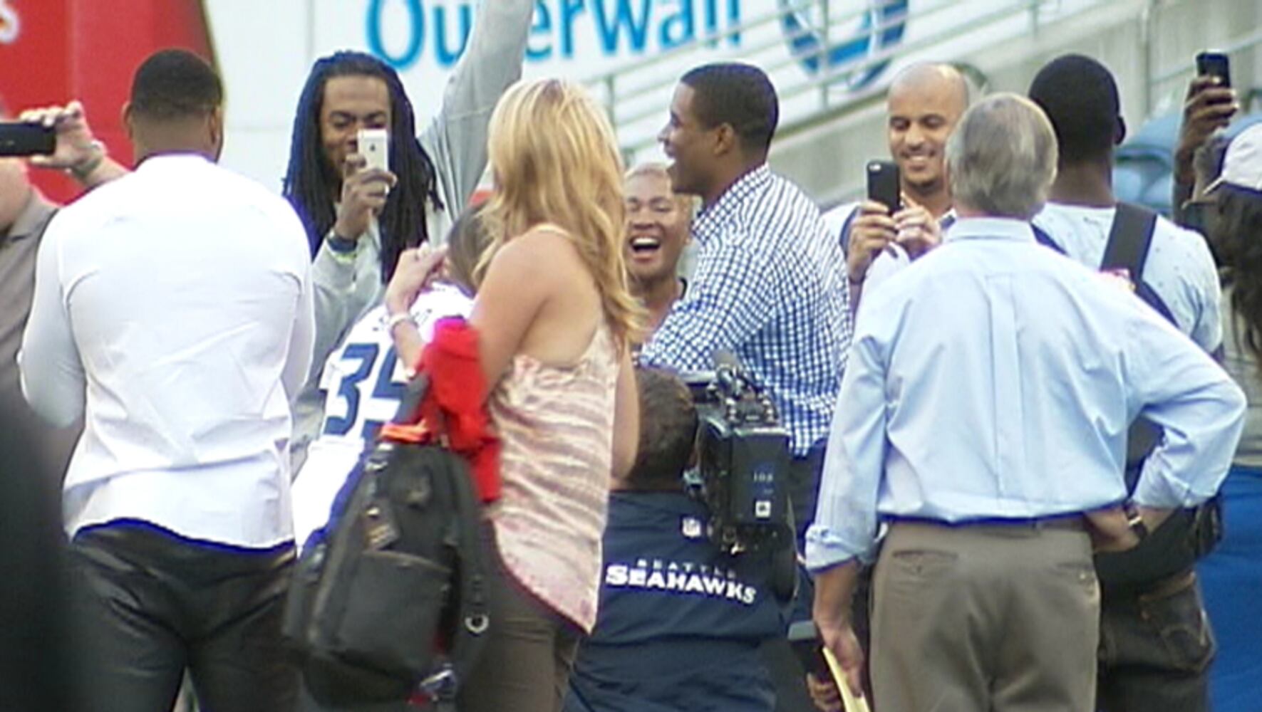 Seahawks CB DeShawn Shead proposes to girlfriend after game