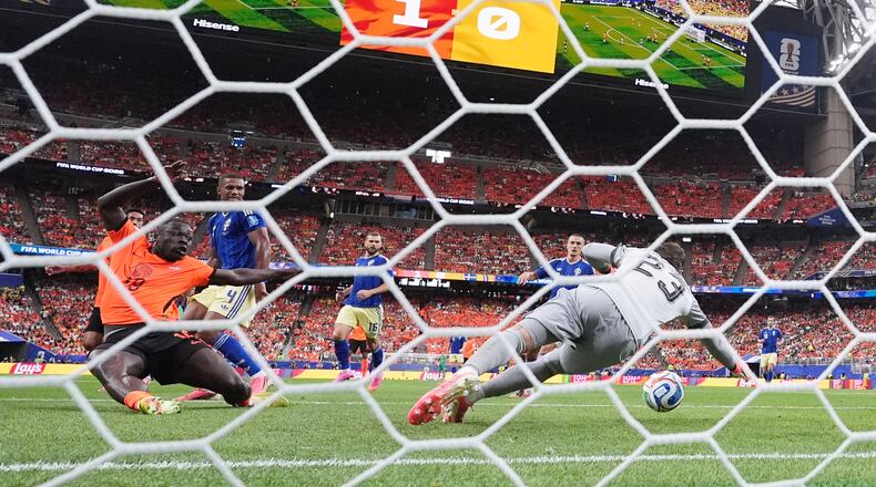 Netherlands' Brian Brobbey (19) scores their second goal past Sweden goalkeeper Kristoffer Nordfeldt (23) during the World Cup Group F soccer match between the Netherlands and Sweden in Houston, Saturday, June 20, 2026. (AP Photo/Eric Gay)