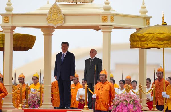 In this photo released by Agence Kampuchea Press (AKP), Cambodia's King Norodom Sihamoni, center right, and Chinese President Xi Jingping, center left, attend a welcome ceremony at Phnom Penh International Airport in Phnom Penh, Cambodia, Thursday, April 17, 2025. (AKP via AP)