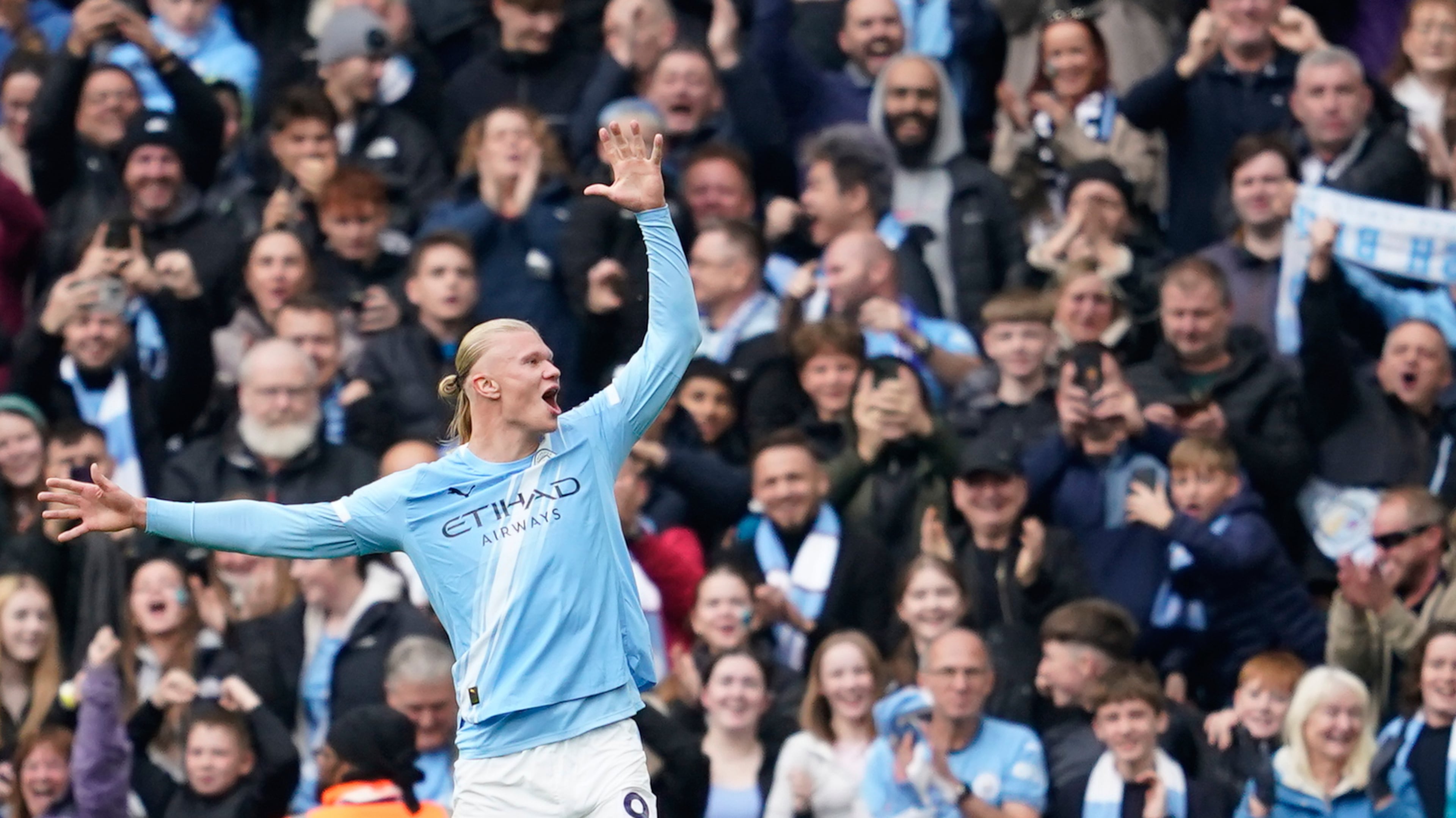 Manchester City's Erling Haaland celebrates after scoring his side's opening goal during the Premier League soccer match between Manchester City and Everton in Manchester, England, Saturday, Oct. 18, 2025. (AP Photo/Dave Thompson)