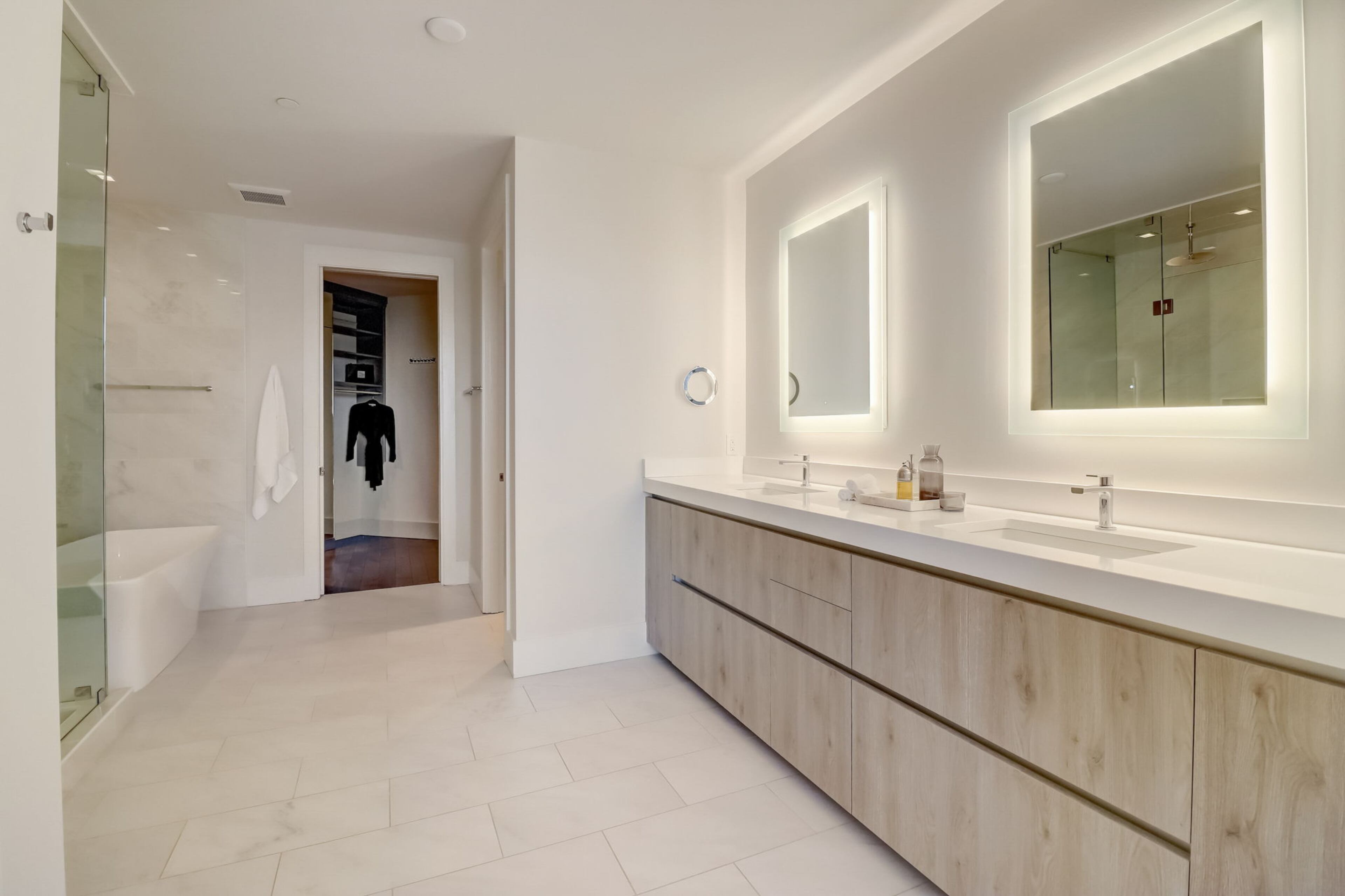 Represented by Compass realtor Ericka Mitchell (ericka.mitchell@compass.com), Former Atlanta Hawks power forward John Collins’ Atlanta condo is stunning. Photos courtesy of ShowingTimePlus