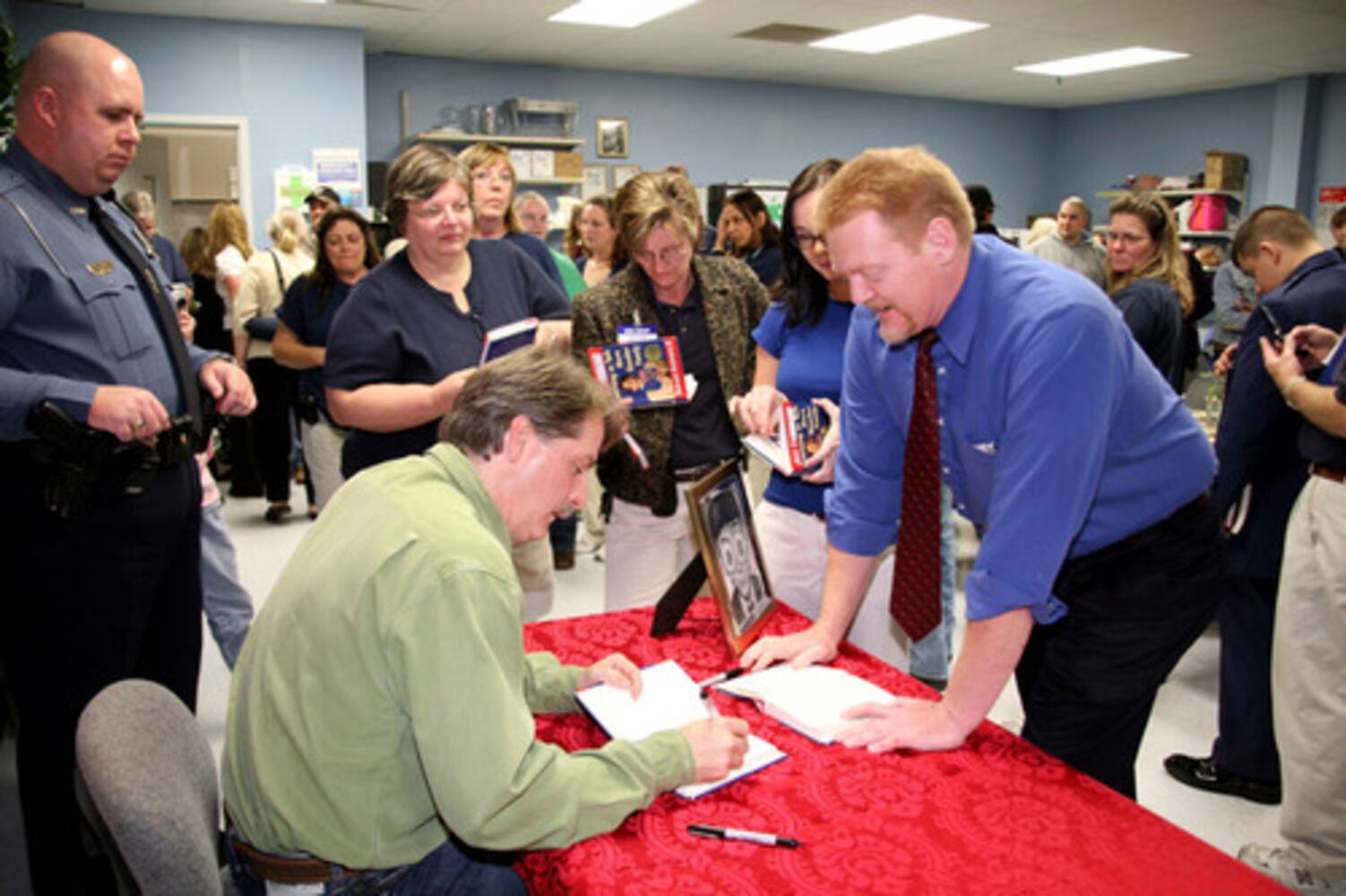 Jeff Foxworthy charms book fans at Loganville Wal-Mart