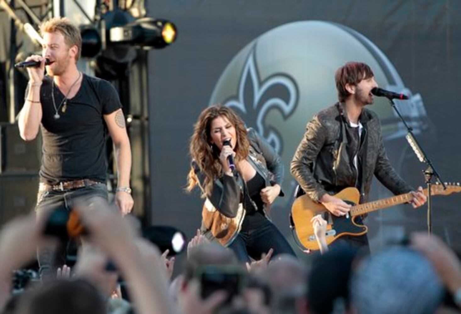 NFL crowds rock out to Maroon 5, Kid Rock and Lady Antebellum
