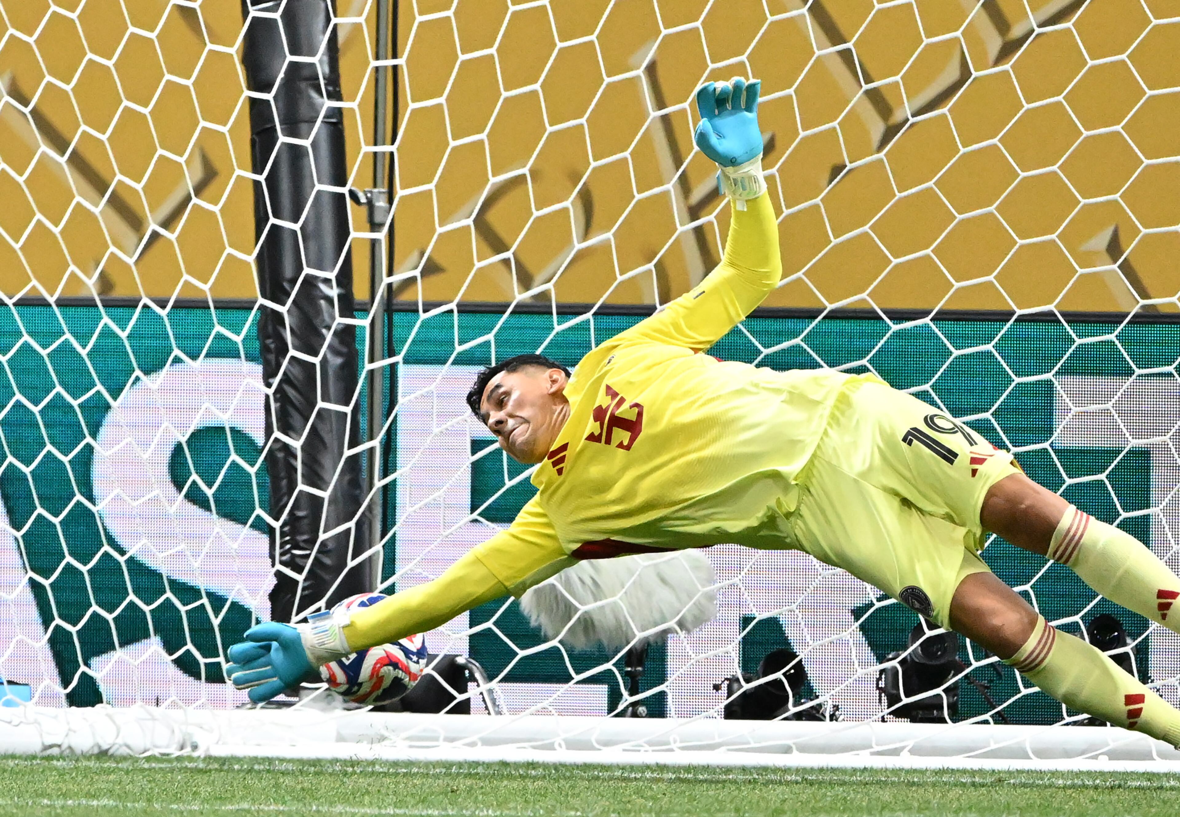 Porto’s Samu Aghehowa (9) makes a shot on goal past Inter Miami goalkeeper Óscar Ustari (19) during Club World Cup group A soccer match at Mercedes-Benz Stadium, Thursday, June 19, 2025, in Atlanta. (Hyosub Shin / AJC)