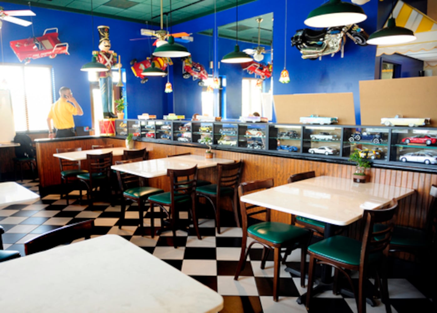 Truett Cathy opens 'Upscale Pizza'