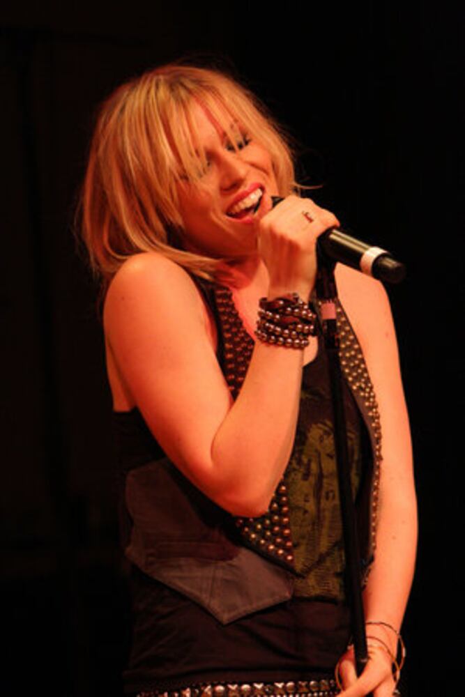 Natasha Bedingfield entertains sold-out crowd