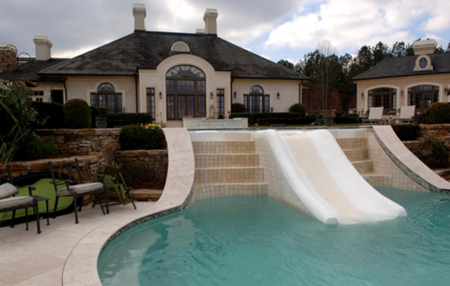 Amazing Room: Pools and pool structures