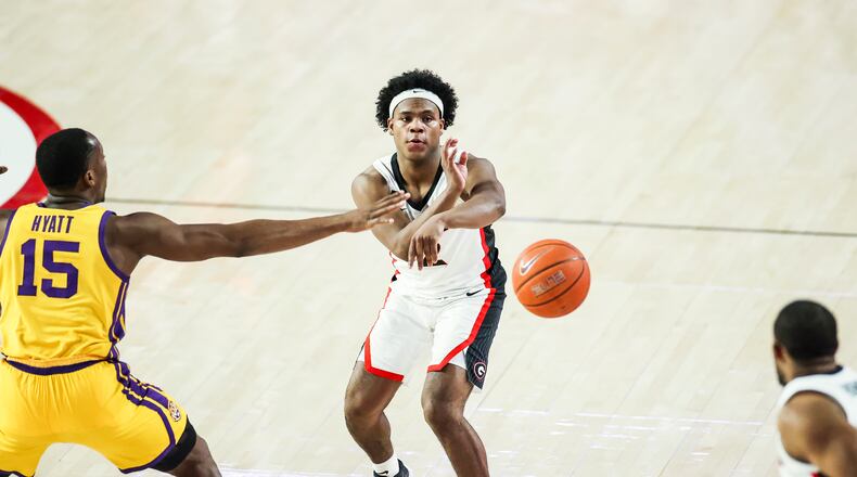 Georgia guard Sahvir Wheeler (2) feeds teammate P.J. Horne for one of his 13 assists on the way to recording the first 'triple-double' in UGA basketballl history in a win over LSU at Stegeman Coliseum in Athens on Tuesday, Feb. 23, 2021. (Photo by Tony Walsh/UGA Athletics)