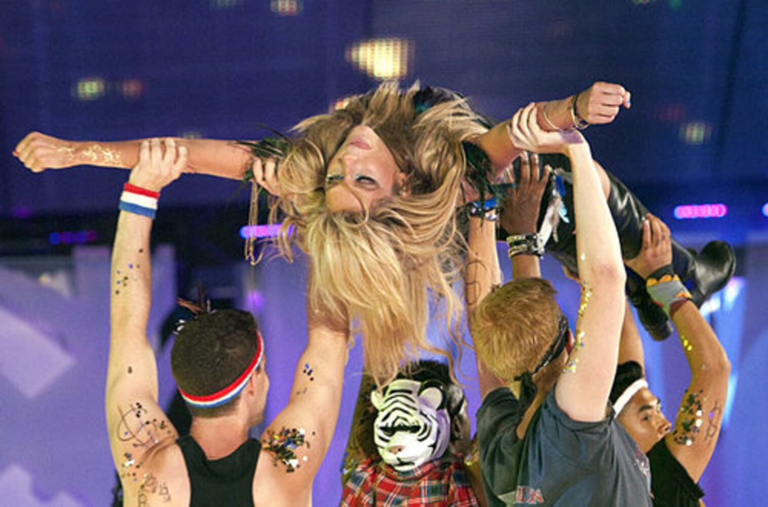 Miley Cyrus gets racy at MuchMusic Awards