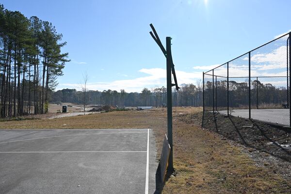 Among the neglected amenities at Parkview Estates is the community's basketball court. (Hyosub Shin / Hyosub.Shin@ajc.com)