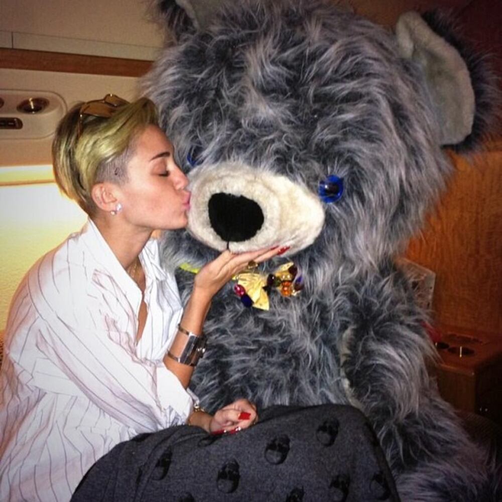 Miley Cyrus, @mileycyrus