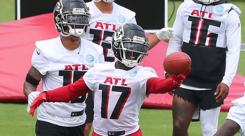 061021 Flowery Branch: Atlanta Falcons wide receiver Olamide Zaccheaus makes a one handed catch while run an agility drill with the wide receivers group during team practice at mini-camp on Wednesday, Jun 10, 2021, in Flowery Branch. “Curtis Compton / Curtis.Compton@ajc.com”