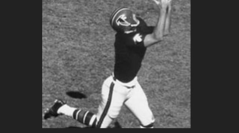 Tommy McDonald did not wear a face mask on his helmet in 1967.