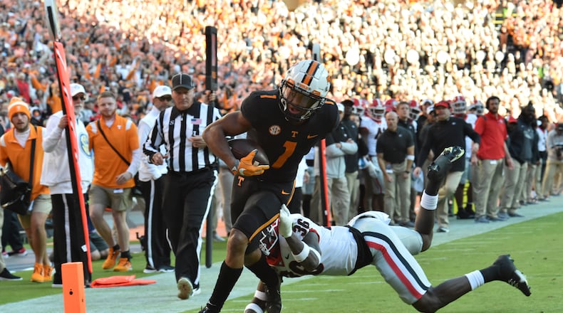 November 13, 2021 Knoxville, TN - Tennessee's wide receiver Velus Jones Jr. (1) scores a touchdown past Georgia's defensive back Latavious Brini (36) in the first half during a NCAA football game at Neyland Stadium in Knoxville on Saturday, November 13, 2021. (Hyosub Shin / Hyosub.Shin@ajc.com)