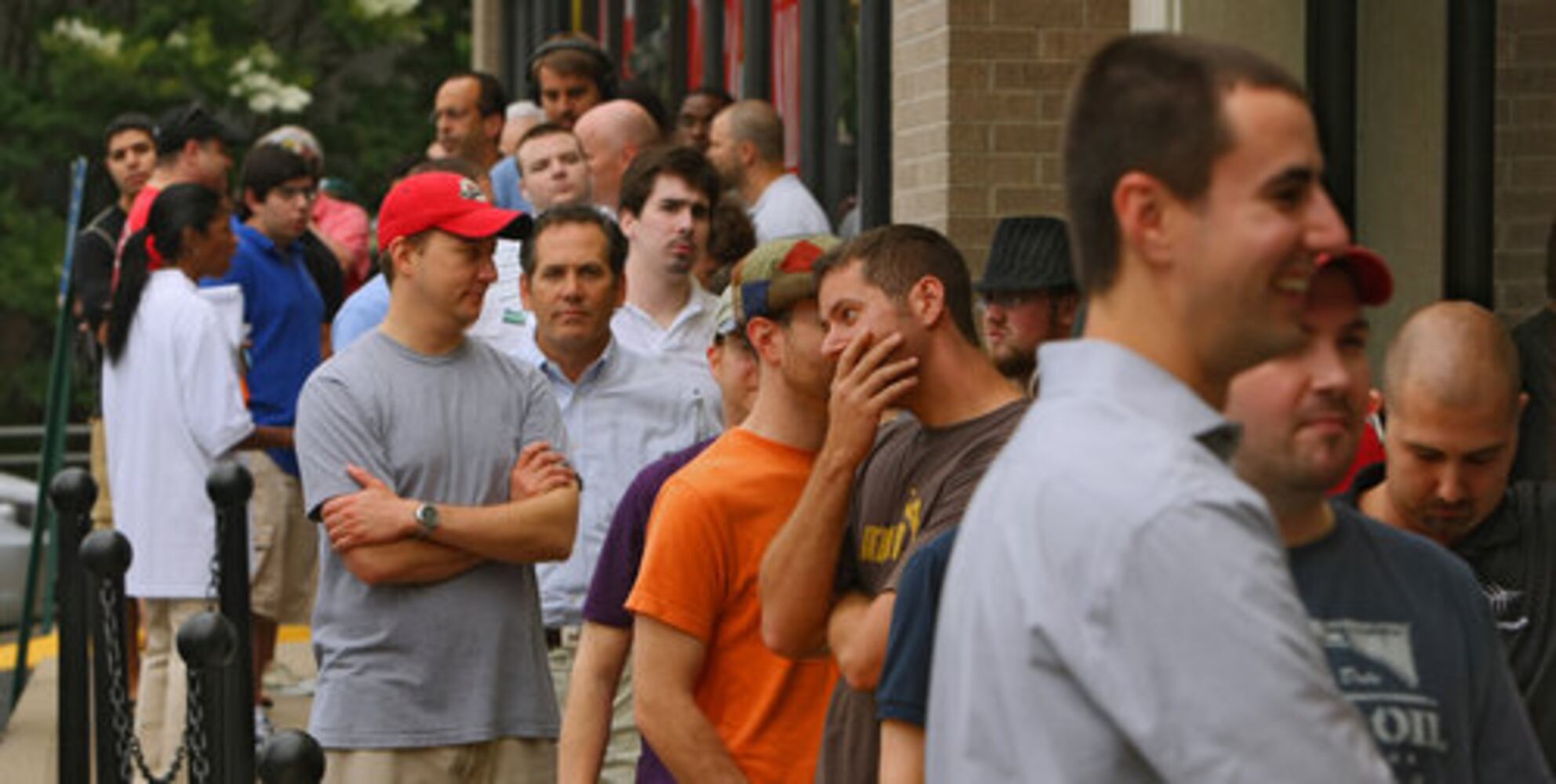 Customers line up for iPhone 3G