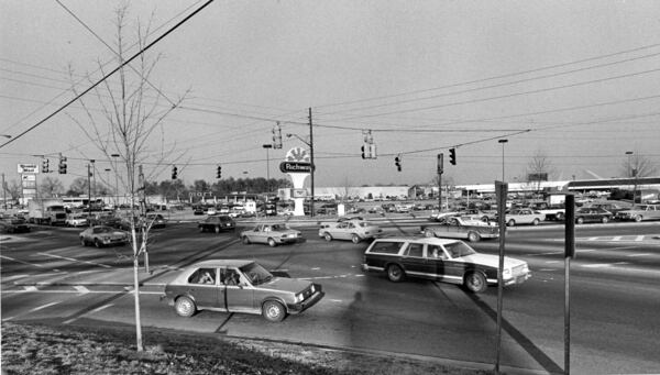 Roswell, GA - Traffic at Alpharetta Street and Holcomb Bridge Road. Roswell Mall is in the background. January 29, 1985 (J.C. Lee/AJC)