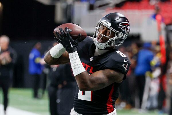 Falcons tight end Kyle Pitts Sr. warms up before a January game against the Saints. (Miguel Martinez/AJC)