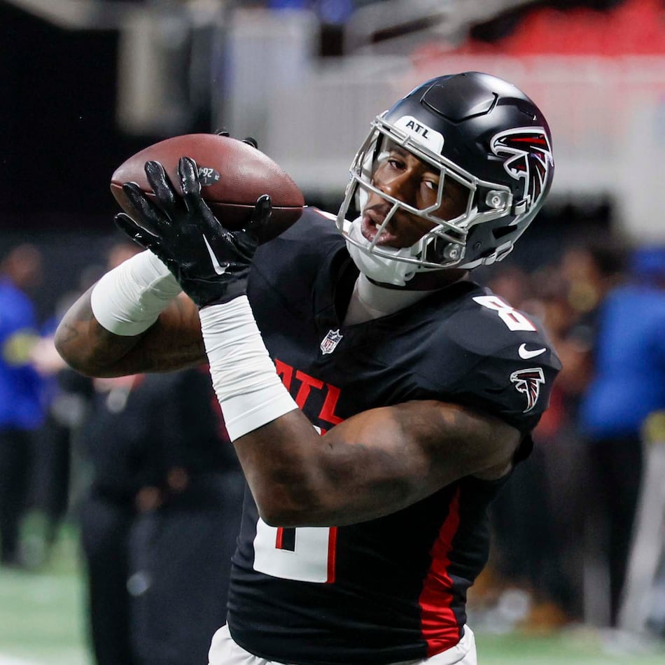 Atlanta Falcons tight end Kyle Pitts Sr. (8) catches the ball during the team’s warm-ups ahead of the Falcons’ matchup with the New Orleans Saints at Mercedes-Benz Stadium in Atlanta on Sunday, January 4, 2026. (Miguel Martinez/AJC)