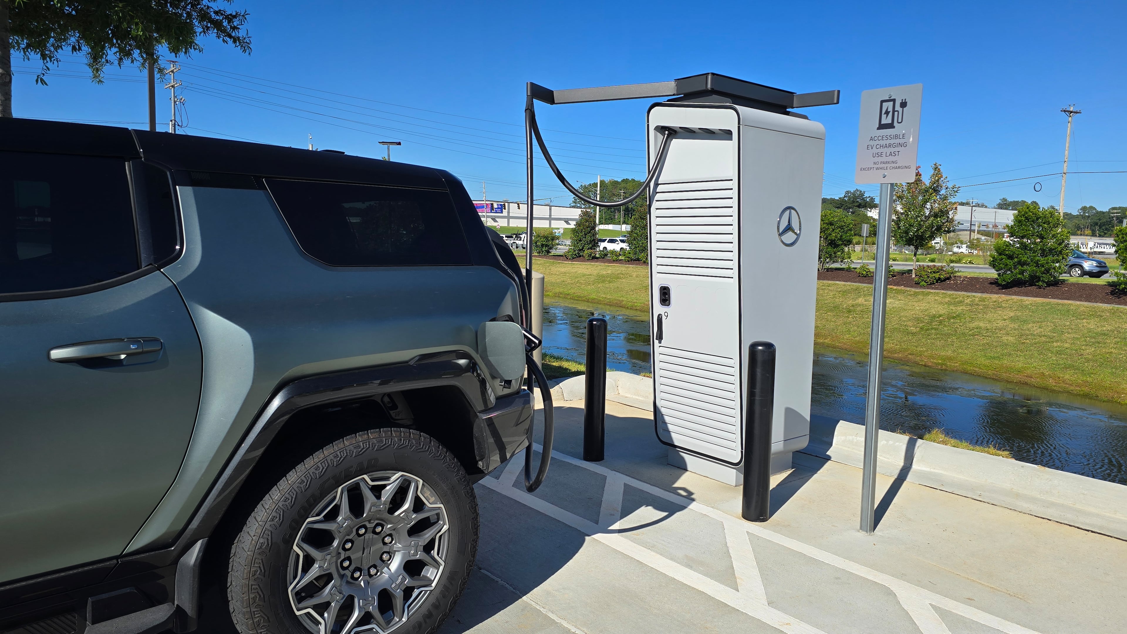 GMC Hummer EV using a Mercedes-Benz High-Power Charging unit at the Buc-ee's travel center in Calhoun, Ga. Photo courtesy of Chris Hardesty.