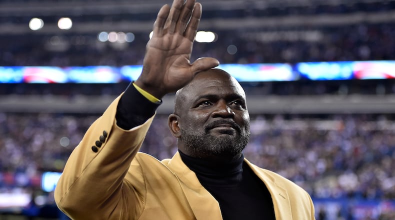 EAST RUTHERFORD, NJ - NOVEMBER 03: Former New York Giants player Lawrence Taylor waves to the crowd prior to their game against the Indianapolis Colts at MetLife Stadium on November 3, 2014 in East Rutherford, New Jersey. (Photo by Al Bello/Getty Images)
