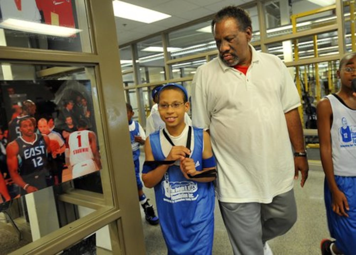 Dwight Howard hosts basketball camp
