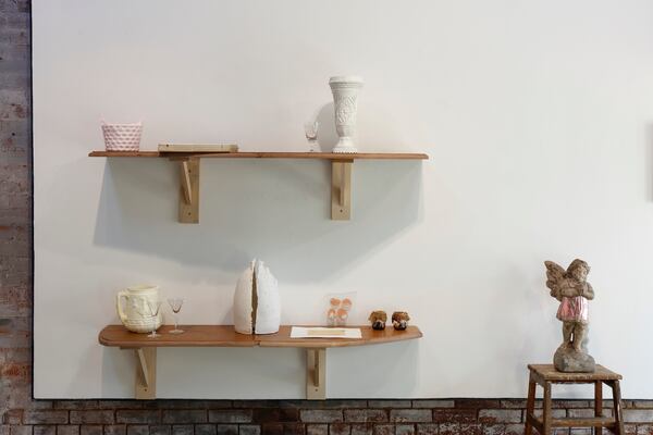 “Oddments of the Lean State,” Elizabeth Lide’s site-specific, full-gallery installation, is on view at whitespace gallery in Atlanta through April 19. (Courtesy of whitespace)