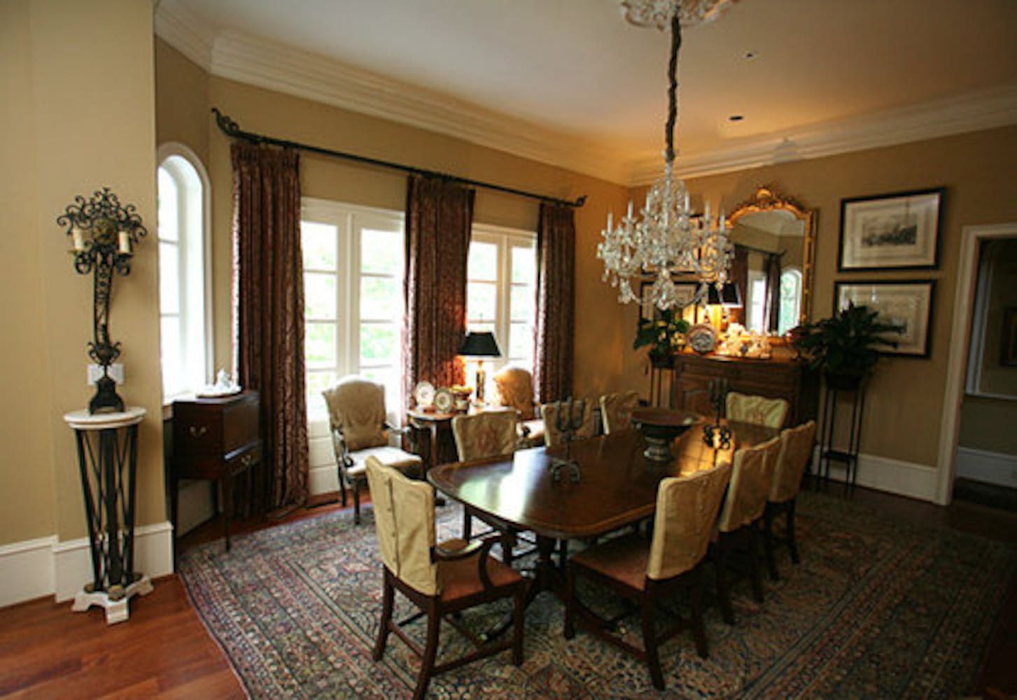 Architect ties European estate to setting near Athens