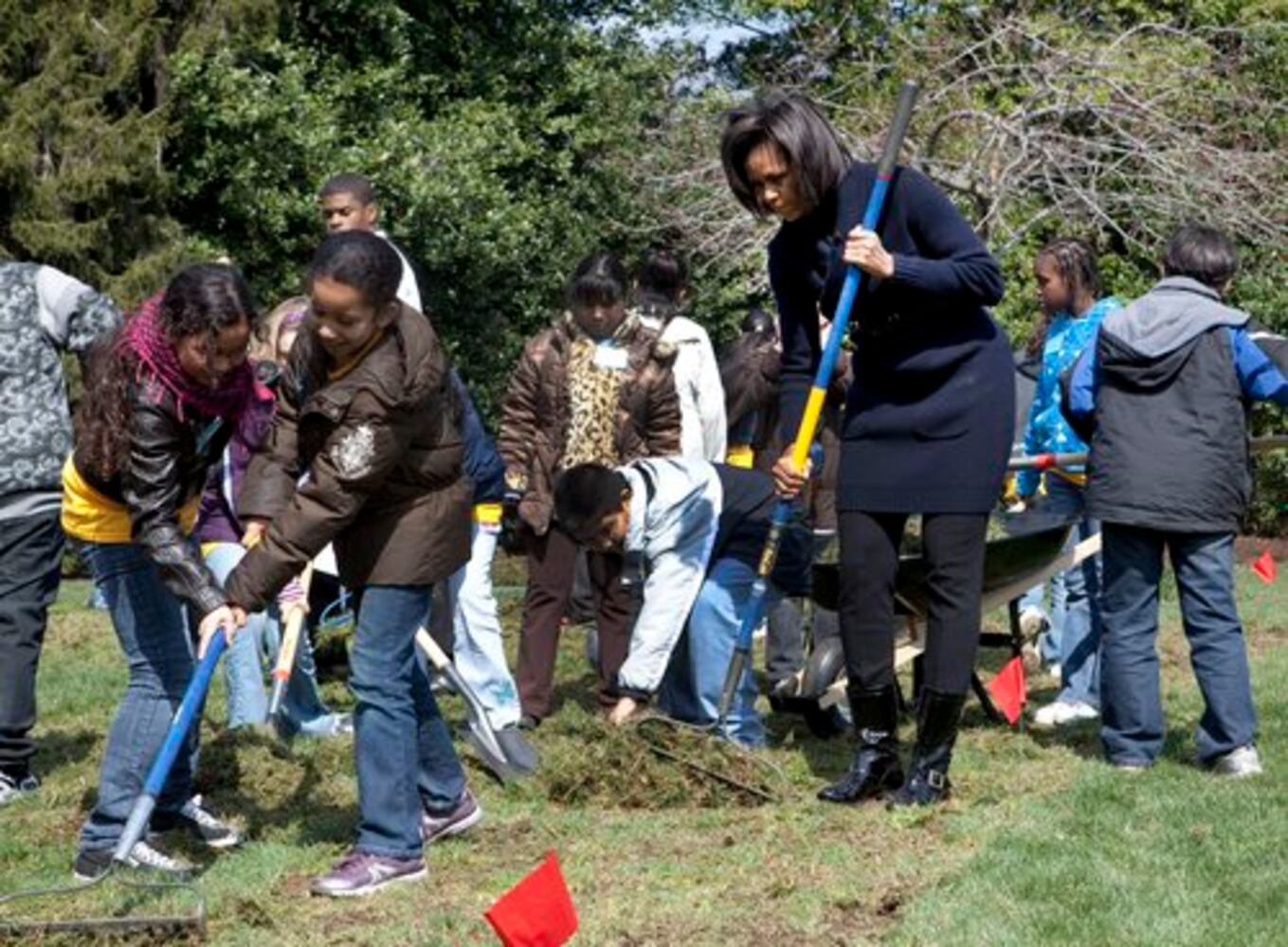 Michelle Obama, schoolchildren start White House garden