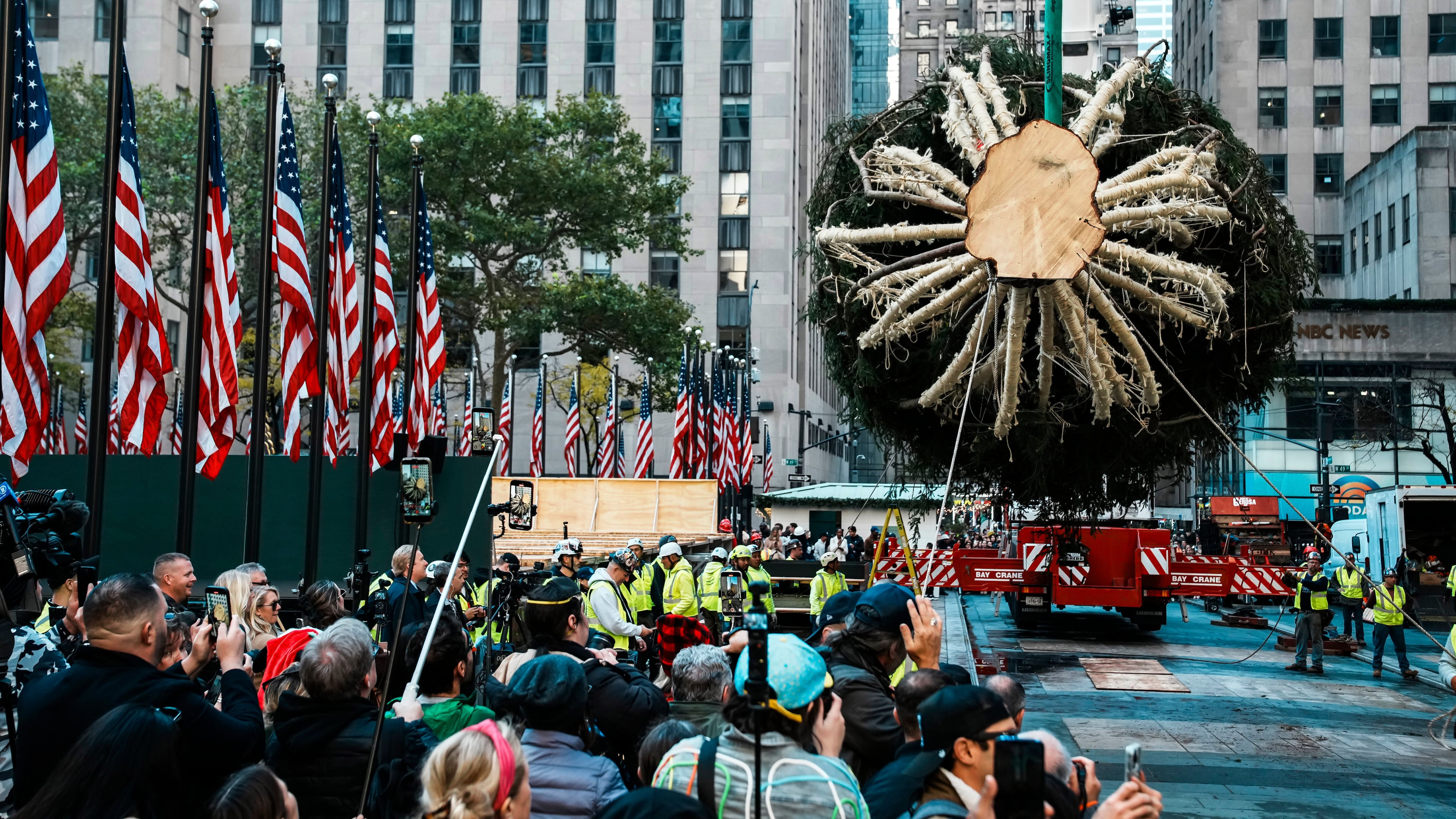 Workers hold the Rockefeller Center Christmas tree with ropes at Rockefeller Plaza, Saturday, Nov. 8, 2025, in New York. (AP Photo/Eduardo Munoz Alvarez)