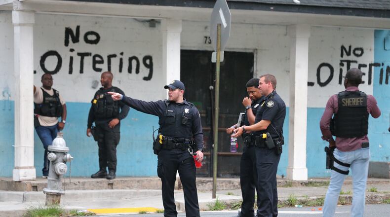Atlanta police officers and Clayton County sheriff’s deputies were on the scene of a fugitive operation turned suicide on Griffin Street in northwest Atlanta.