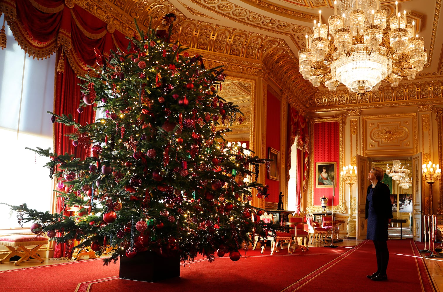 Photos: Windsor Castle Christmas tree, decor are fit for a queen