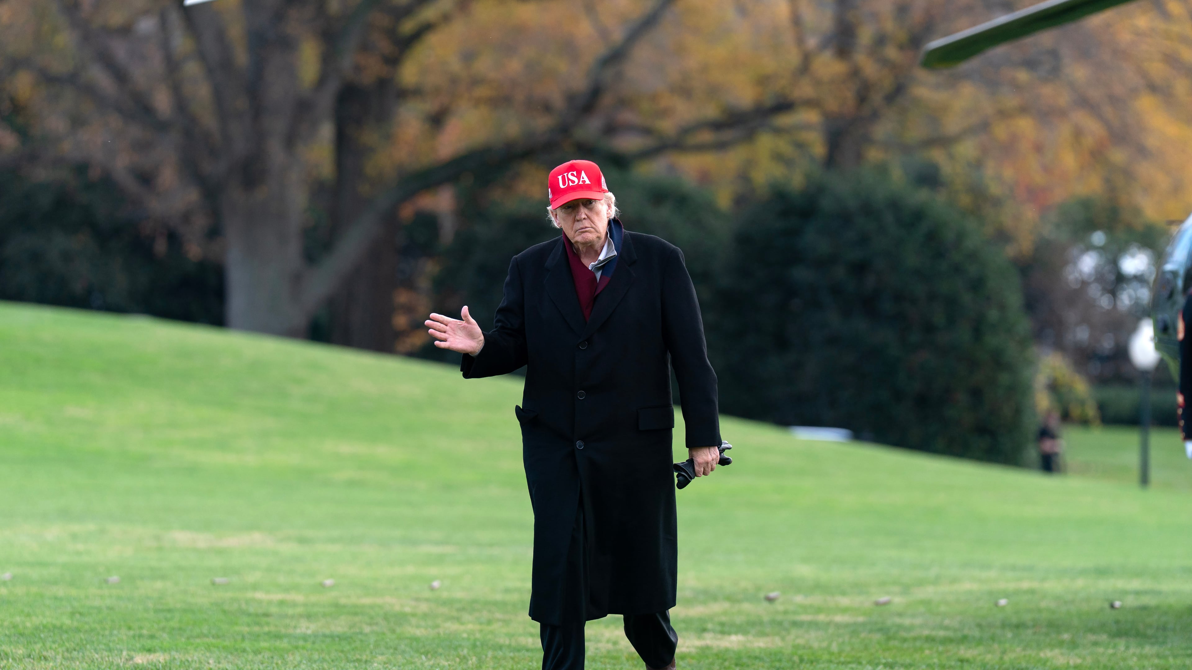 President Donald Trump waves to the media as he walks in the South Lawn upon his arrival to the White House, Saturday, Nov. 22, 2025, in Washington. (AP Photo/Jose Luis Magana)