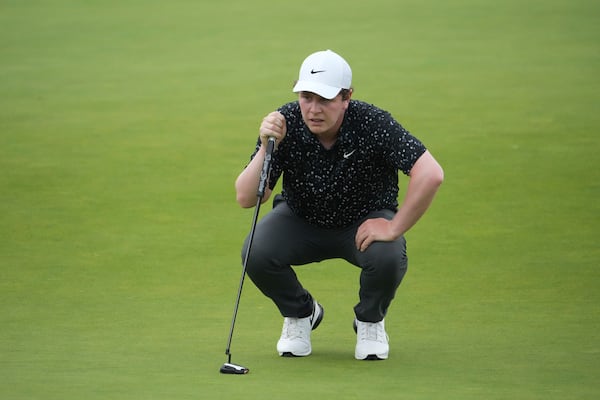 Robert MacIntyre, of Scotland, lines up a putt on the 18th hole during the final round of the U.S. Open golf tournament at Oakmont Country Club Sunday, June 15, 2025, in Oakmont, Pa. (AP Photo/Gene J. Puskar)